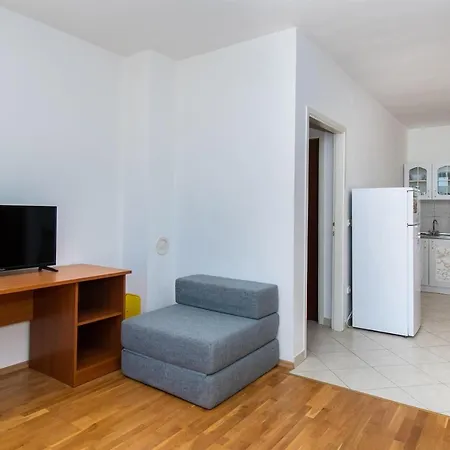 Apartment Goran Near The Srima
